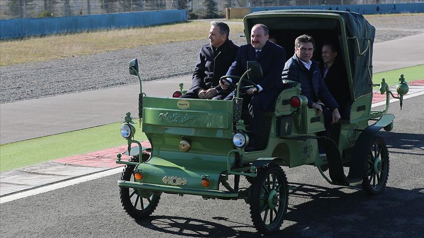 Bakan Varank yerli üretim elektrikli faytonun direksiyonunda