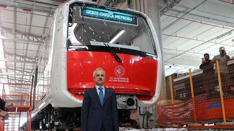 Gebze-Darıca hattında metro aracı raya iniyor