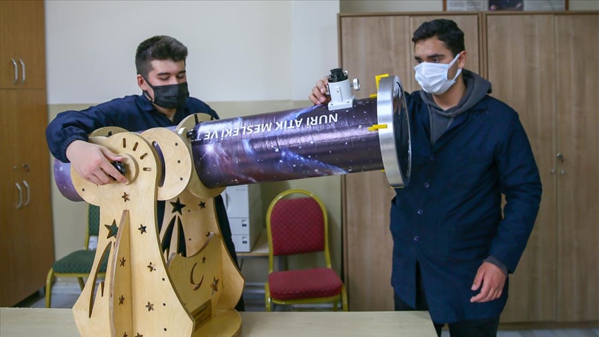 İzmir'de liseliler atık malzemelerden yararlanarak teleskop yaptı