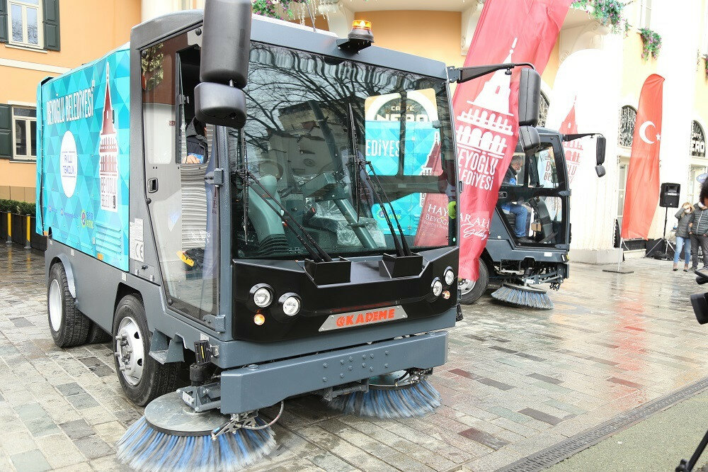 Kademe tarafından üretilen yerli ve milli süpürme araçları Beyoğlu Belediyesi'ne teslim edildi