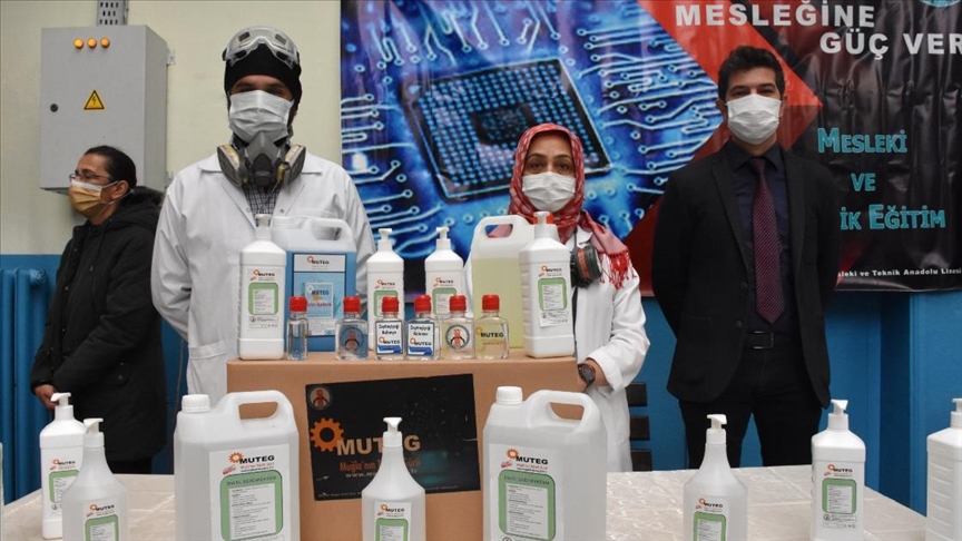 Muğla'da meslek lisesi öğretmenleri 70 bin litre dezenfektan üretti