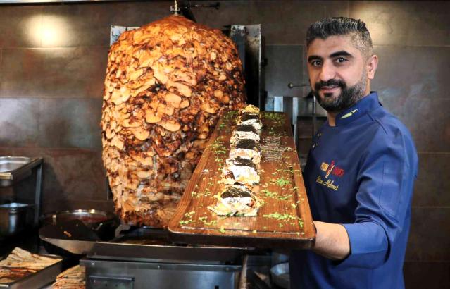 'Piton döner' Portakal Çiçeği Karnavalı'nda