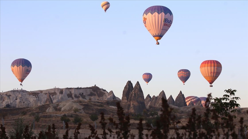 Turistler Kapadokya'da sonbaharın renklerini balonlarla gökyüzünden izliyor