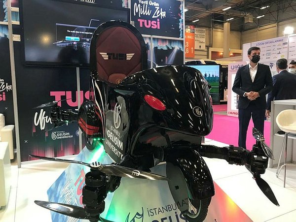 Uçan araba TUSİ fuarda büyük ilgi görüyor
