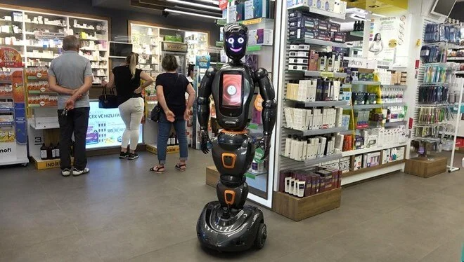 Yerli ve milli yapay zekalı robot, eczanede işbaşı yaptı